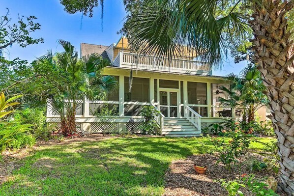 Screened porch with Balcony overlooking the lagoon
