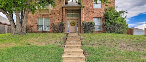 Cedar Hill Vacation Rental | 4BR | 2.5 BA | 2,500 Sq Ft | Stairs Required