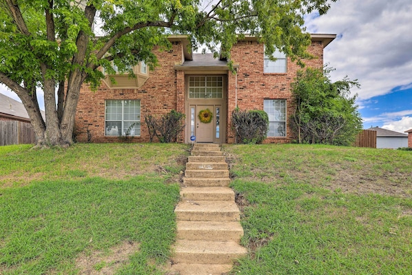 Cedar Hill Vacation Rental | 4BR | 2.5 BA | 2,500 Sq Ft | Stairs Required