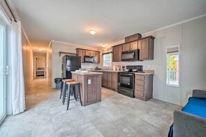 Kitchen & Dining Area | Basic Cooking Area | Breakfast Bar