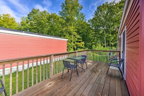 Private Deck | Outdoor Dining Table