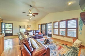 Family Room | Free WiFi | Central Heating | 1.7 Mi to Beech Mountain Ski Resort