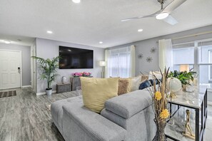 Living Room | Smart TV w/ Cable | Central A/C | Towels & Linens