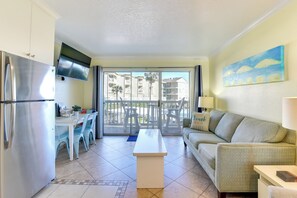 Living Room | Queen Sleeper Sofa | Free WiFi | Central A/C & Heat | Smart TV