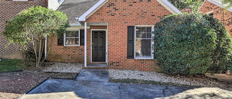Fayetteville Vacation Rental | 2BR | 2BA | 990 Sq Ft | 2 Small Steps to Access