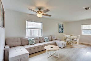 Living Room | Smart TV w/ Cable | Central A/C