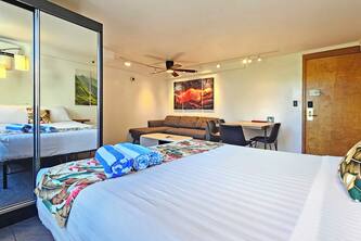 Brand New Superb Modern Remodel. w/Pool - Sleeps 3