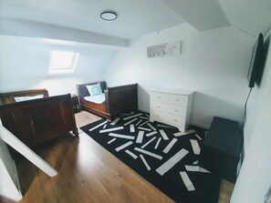 2ème chambre avec un lit simple et un lit en 120 cm, TV et DVD 