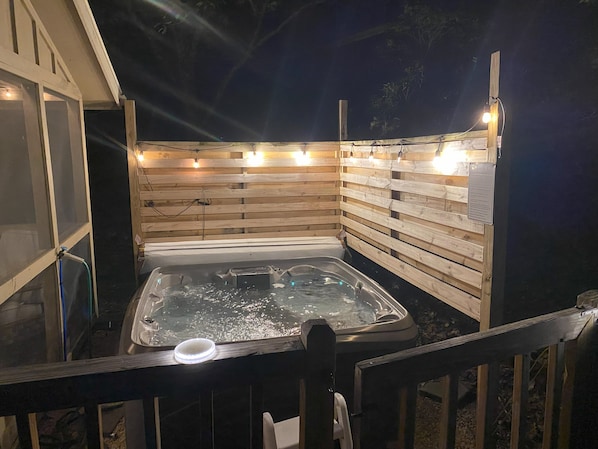 Hot Tubs & Pocono Nights—A Perfect Pair 🌌🛁🔥
Unwind under the stars after a day of adventure. Crisp mountain air, soothing jets, and total relaxation await.