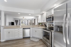 Open concept in the fully equipped kitchen