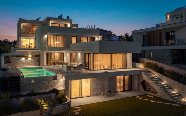 Ein Blick auf die luxuriöse, moderne Villa Murter Glory auf der Insel Murter mit beheiztem Pool und Außenterrassen