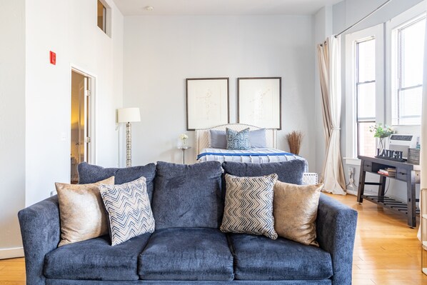 Welcome to your Downtown San Diego 700 sq ft (1bd/1ba) unit with high ceilings, strong Wifi and parking for (1) vehicle. There are a total of (3) beds. Sit back and relax in the living room area that includes (1) Queen Bed & (1) Sofa Bed and is integrated with the dining area as well as a 50 inch ROKU Smart TV