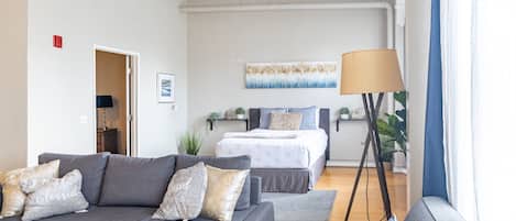 Welcome to your Downtown San Diego 700 sq ft (1bd/1ba) unit with high ceilings, strong Wifi and parking for (1) vehicle.  There are a total of (3) beds.  Sit back and relax in the living room area that includes (1) Queen Bed & (1) Sofa Bed and is integrated with the dining area as well as a 50 inch ROKU Smart TV