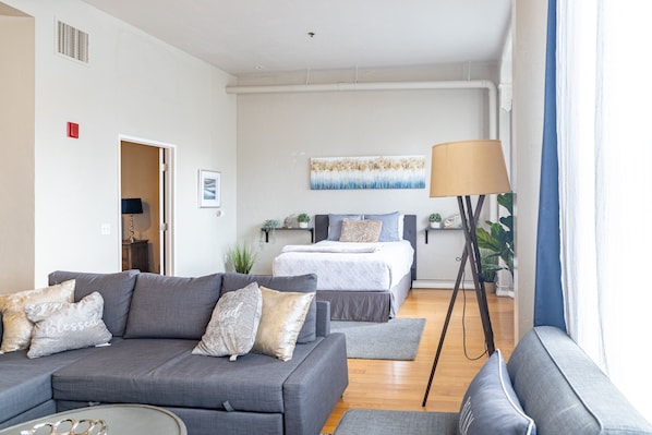 Welcome to your Downtown San Diego 700 sq ft (1bd/1ba) unit with high ceilings, strong Wifi and parking for (1) vehicle. There are a total of (3) beds. Sit back and relax in the living room area that includes (1) Queen Bed & (1) Sofa Bed and is integrated with the dining area as well as a 50 inch ROKU Smart TV