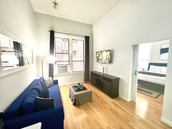 Welcome to your Downtown San Diego 700 sq ft (2bd/1ba) unit with high ceilings, strong Wifi and parking for (1) vehicle. Sit back and relax in the living room area that includes (1) sofa bed and (1) futon as well as 50 inch ROKU Smart TV