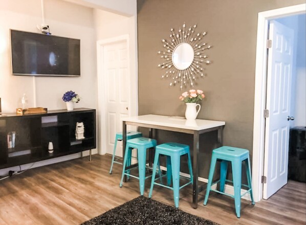 Welcome to your Downtown San Diego 400 sq ft (2bd/1ba) unit with Full Kitchen, Dining area, Wifi and parking for (1) vehicle.  Sit back and relax in the living room area that includes (1) sofa bed and (1) futon as well as a ROKU Smart TV