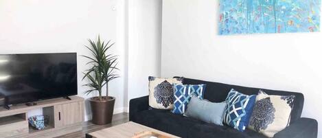 Welcome to your Downtown San Diego 500 sq ft (2bd/1ba) unit with Full Kitchen, Dining area, Wifi and parking for (1) vehicle.  Sit back and relax in the living room area that includes (1) sofa bed and (1) futon as well as a ROKU Smart TV