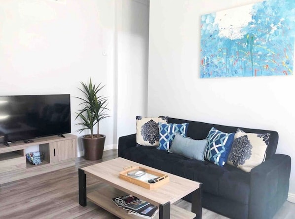 Welcome to your Downtown San Diego 500 sq ft (2bd/1ba) unit with Full Kitchen, Dining area, Wifi and parking for (1) vehicle.  Sit back and relax in the living room area that includes (1) sofa bed and (1) futon as well as a ROKU Smart TV