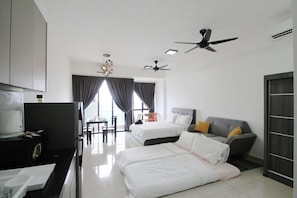 A generous studio with a queen sized bed and TWO floor mattresses