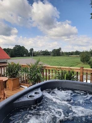 Enjoy your own private hot tub. Great spot for stargazing.