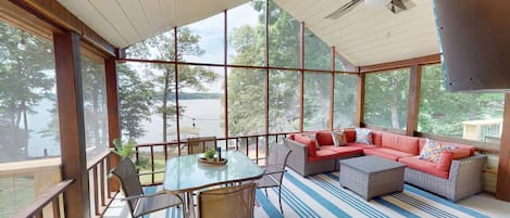 Enjoy the screened in porch overlooking Lake Barkley!