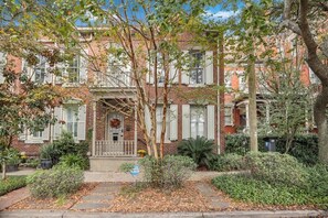 A view of the front of the house!