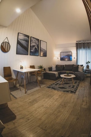 "I recently stayed at this Airbnb and was blown away by the great value for the price! The location was fantastic, with easy access to public transportation and plenty of shops and restaurants nearby. The host was also incredibly responsive"-Adeel