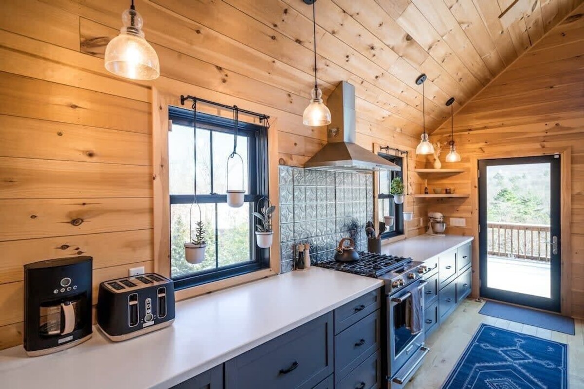 This house is a 3 bedroom(s), 3 bathrooms, located in Sunderland, VT.