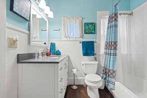Modern Full bathroom