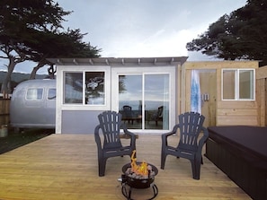 Fire pit, outdoor shower, hot tub