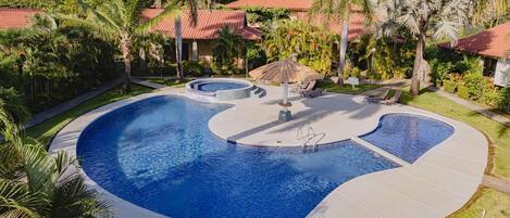 Communal pool area, Villagio