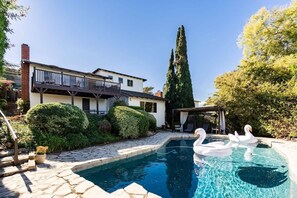 Hello beautiful! Come stay at this light, spacious and stunning home.