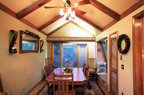 Dining Area VRBO 2.jpg