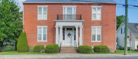 Moorefield Vacation Rental | 4BR | 2BA | Stairs to Access | 3,500 Sq Ft