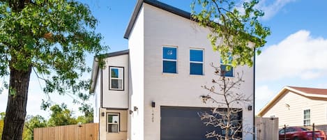 Modern and newly built, this home is ideal for those looking to explore Dallas! 