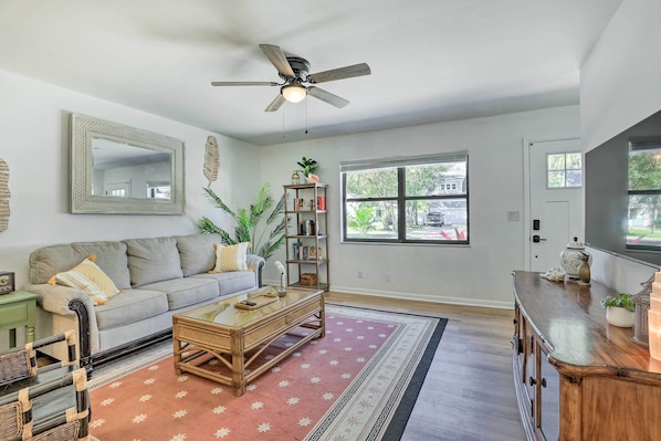 Gulfport Vacation Rental | 2BR | 1BA | 2 Steps to Access | 880 Sq Ft