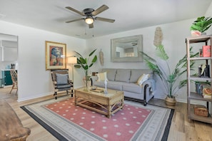 Living Room | Smart TV | Central A/C | Board Games