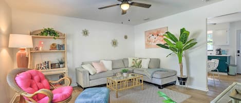 Gulfport Vacation Rental | 2BR | 1BA | 2 Steps to Access | 880 Sq Ft