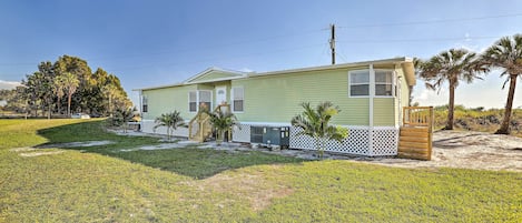 Clewiston Vacation Rental | 3BR | 2BA | Stairs Required | 1,792 Sq Ft