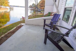 Covered lower level seating area overlooking Weiss Lake.