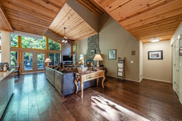 Welcome to Shady Pines! We believe in unbeatable service, communication, and amenities! Stay with us! @thecabinhost