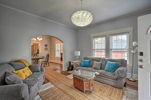 Living Area | Smart TV w/ Cable