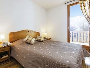 Propriété, Meubles, Bâtiment, Confort, Cadre De Lit, Bois, Textile, Design Intérieur, Ombre, Sol