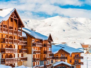 Nuage, Ciel, Bâtiment, Neige, Propriété, Montagne, Monde, Maison, Pente, Fenêtre
