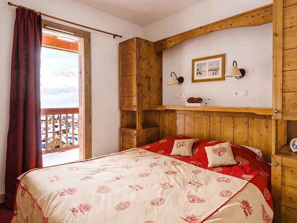 Propriété, Meubles, Fenêtre, Bâtiment, Confort, Bois, Textile, Design Intérieur, Cadre De Lit, Sol