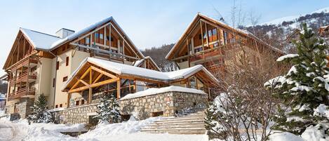 Ciel, Bâtiment, Propriété, Neige, Plante, Fenêtre, Maison, Nuage, Bois, Arbre