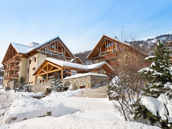 Ciel, Bâtiment, Propriété, Neige, Plante, Fenêtre, Maison, Nuage, Bois, Arbre