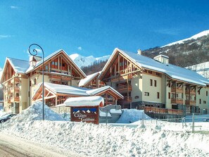 Himmel, Schnee, Gebäude, Fenster, Haus, Steigung, Wolke, Einfrieren, Landschaft, Geologisches Phänomen