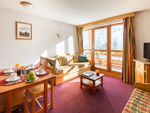 Tabelle, Möbel, Eigentum, Fenster, Komfort, Bilderrahmen, Holz, Interior Design, Orange, Wohnzimmer