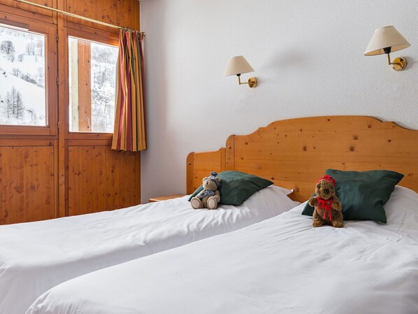 Möbel, Eigentum, Komfort, Fenster, Holz, Textil, Interior Design, Fussboden, Bett, Bettrahmen